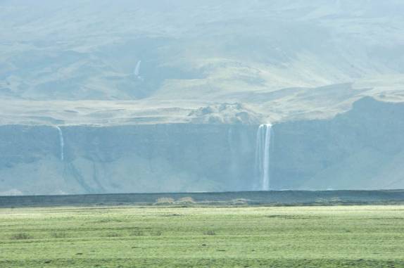 Paisagem repleta de quedas d'água ao redor da cachoeira de Seljalandsfoss, no sul da IsLândia